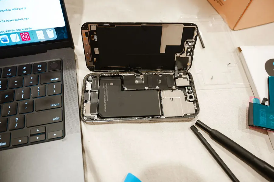 Mobile Battery Replacement at Prince Mobile Service Center, Keshavpura, Kota