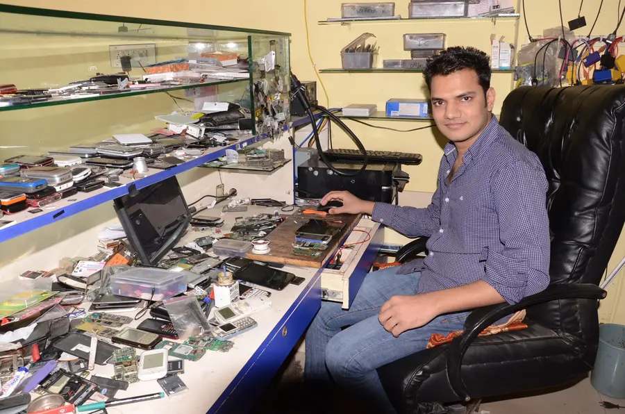 Repair bench at Prince Mobile Service Center Kota